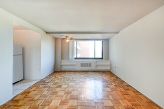 Building Photo - Spacious & Bright Junior 1 Bedroom at River Place East