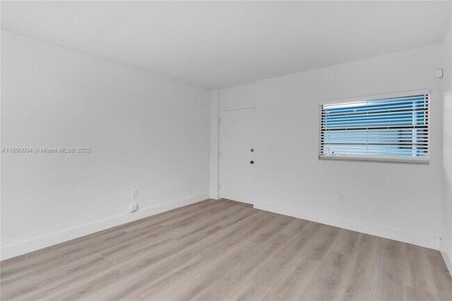 Building Photo - 2539 S Bayshore Dr