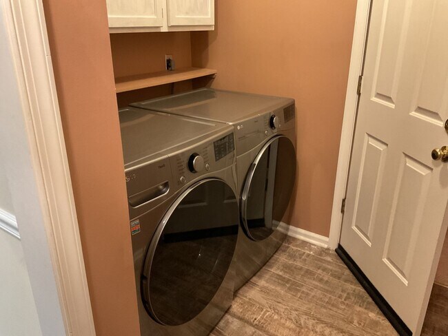 Building Photo - 11 Round Ridge Rd