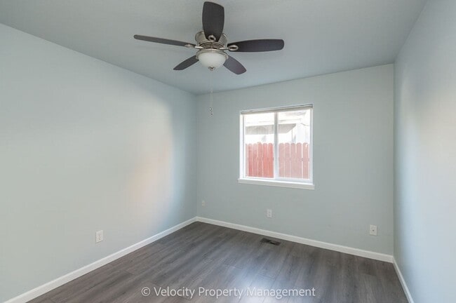 Building Photo - Light & Bright Single Level Home!