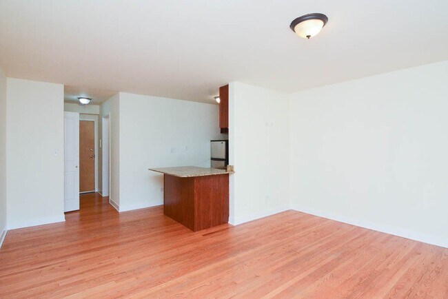 Building Photo - 628 W Wrightwood Ave