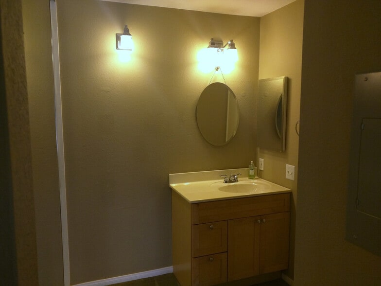 Master Vanity - 4065 Porte La Paz