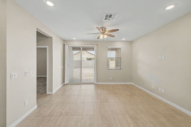 Building Photo - 4 bedroom 1 Story Home