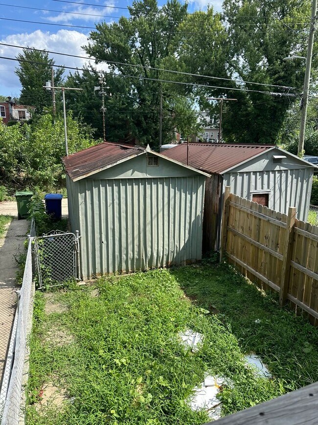 Building Photo - Spacious Home Available for Rent! W/D! Fro...