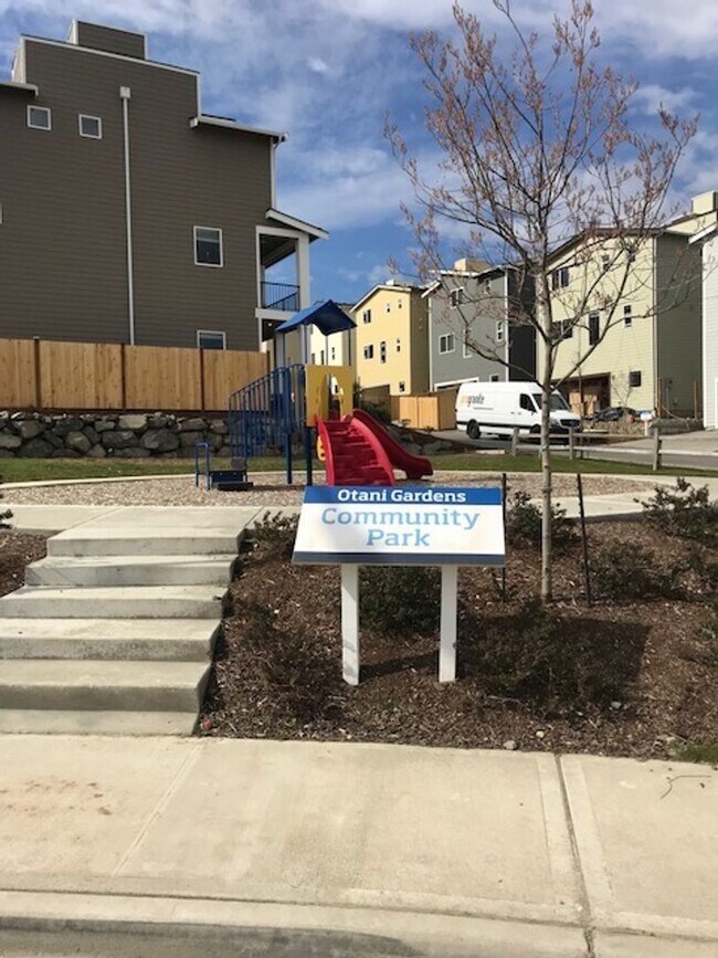 Building Photo - 4Bed/3.5Bath Newer Construction Home in Seattle Otani Gardens Development!
