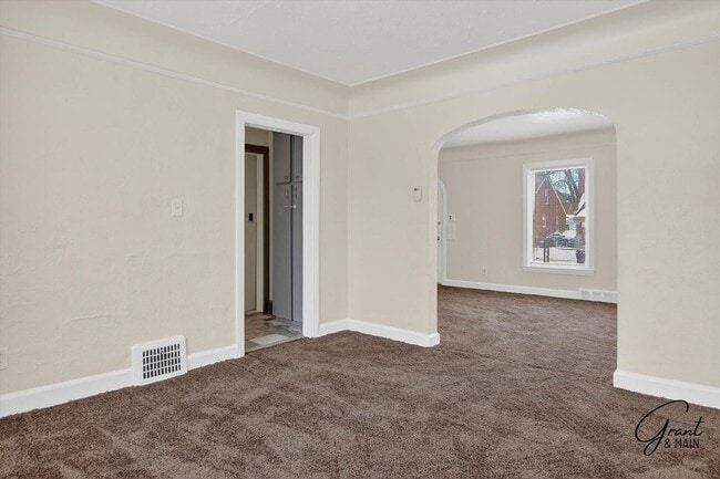 Building Photo - $1350 3 bedrooms