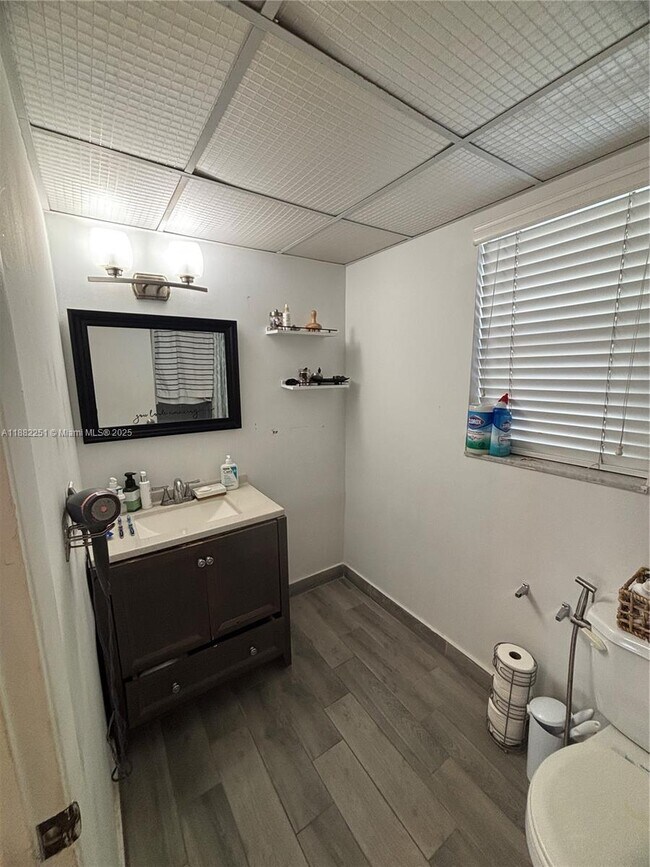 Building Photo - 9460 Fontainebleau Blvd