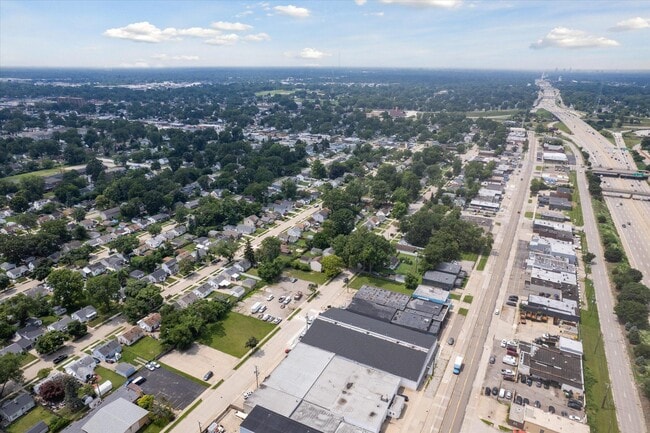 Building Photo - 578 E Mahan Ave