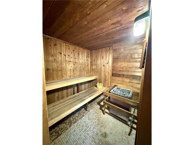 Building Photo - 1304 W Medicine Lake Dr