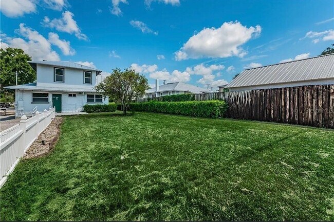 Building Photo - 638 E Tarpon Ave