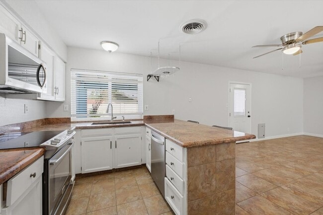 Building Photo - 656 W Pecos Ave