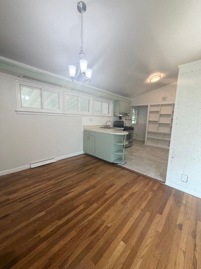 Building Photo - Crestwood Charm 3bd 2bth SFH