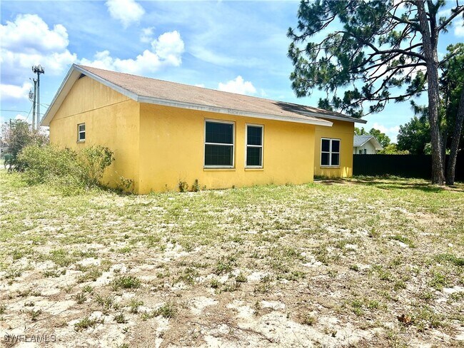Building Photo - 652 NE 15th Ct