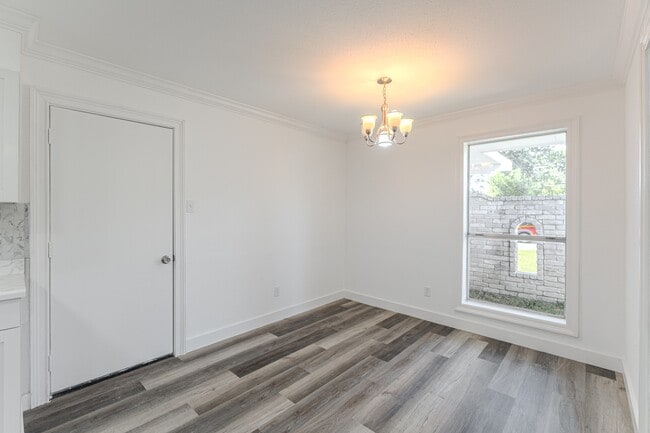 Building Photo - 10126 Pine Moss Dr