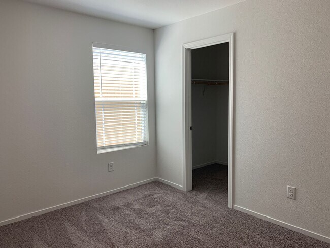 Building Photo - 4 bedroom Townhome with $1000 Rent Credit