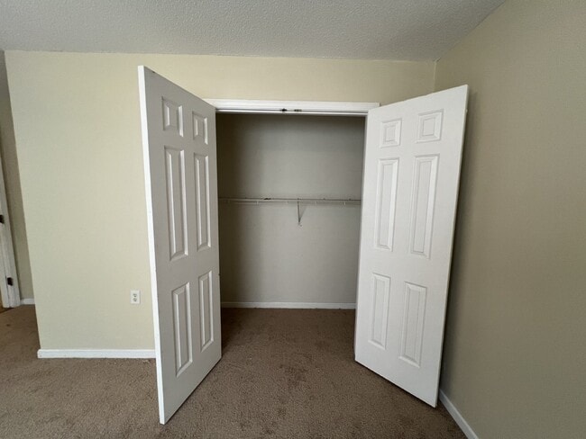 Building Photo - Apartment For Rent