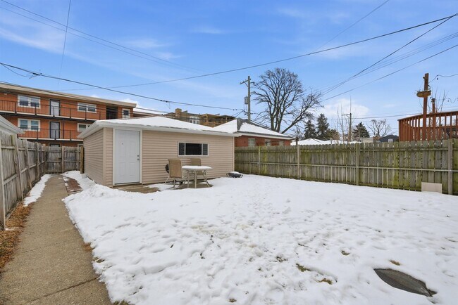 Building Photo - 4735 N Kilbourn Ave