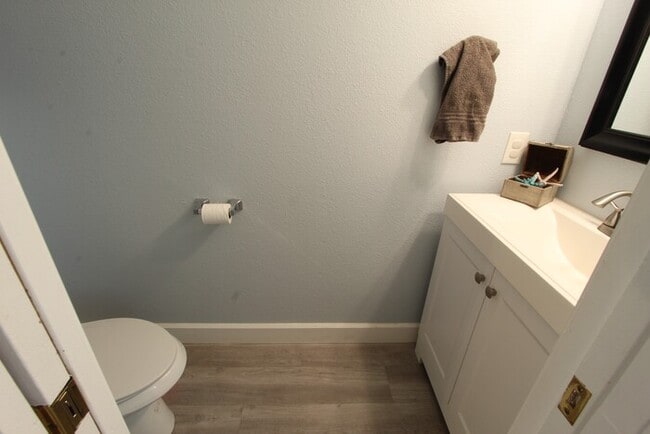 Building Photo - Spacious 3BR Lakewood Townhome w/ Bonus Sp...