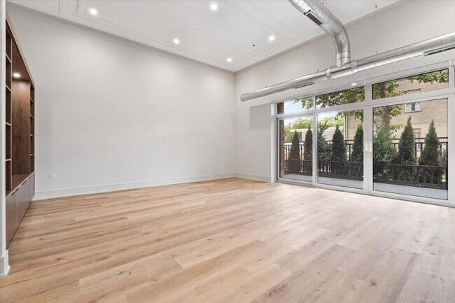 Building Photo - 3951 N Wayne Ave