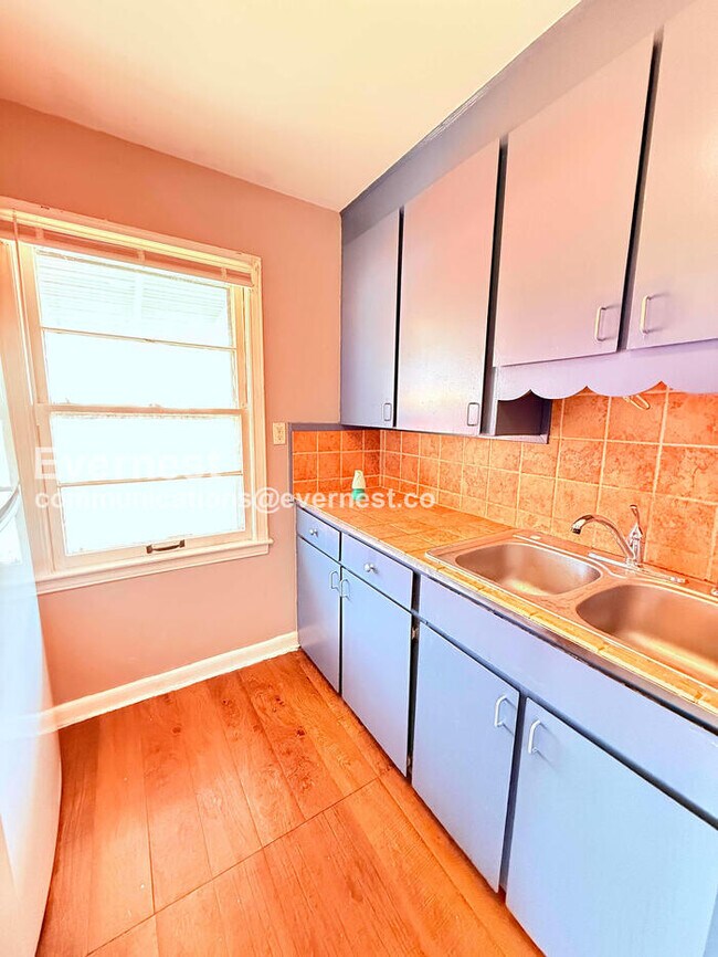 Building Photo - 3 Bed/1 Bath Home with Detached Garage / Vouchers Accepted / Available Now!