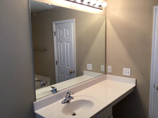 Building Photo - 555 Rockbridge Dr