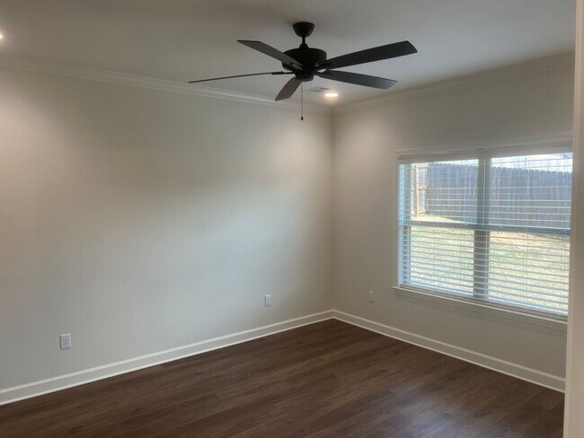 Building Photo - Charming 3 Bed 2 Bath Home