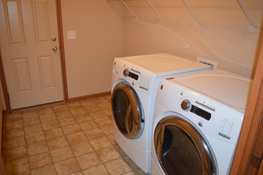 Building Photo - 708 Sundance Dr