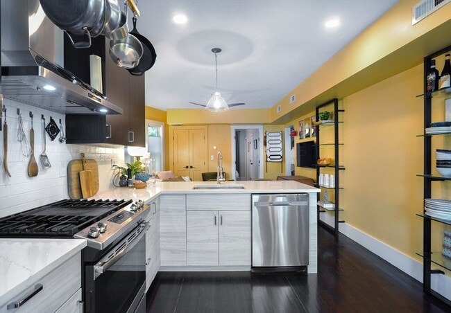 Building Photo - 27 Armandine St