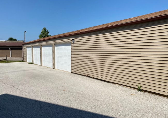 Building Photo - 1 Bedroom/1 Bathroom for Rent - Silvis, IL