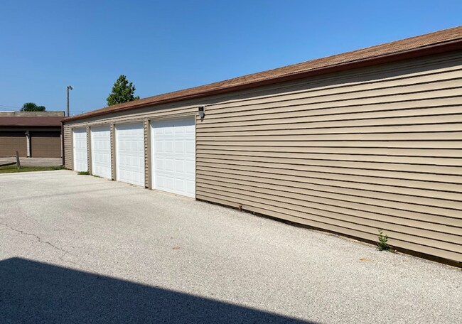 Building Photo - 2 Bedroom/1 Bath Apartment For Rent