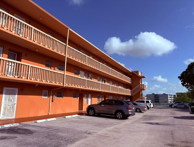 Building Photo - 1591 NE Miami Gardens Dr