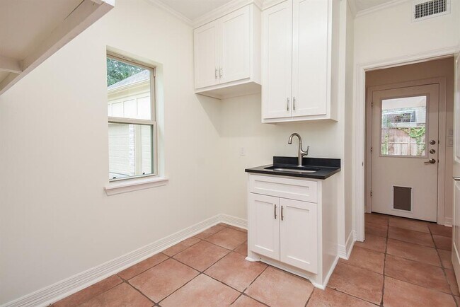 Building Photo - 807 Herdsman Dr