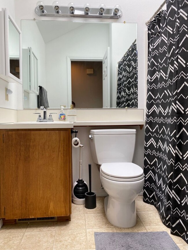 Building Photo - Lovely updated Bethany home