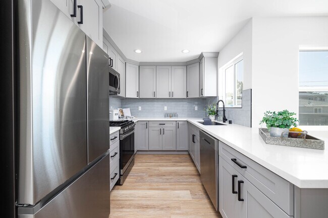 Building Photo - 6744 N Elman St