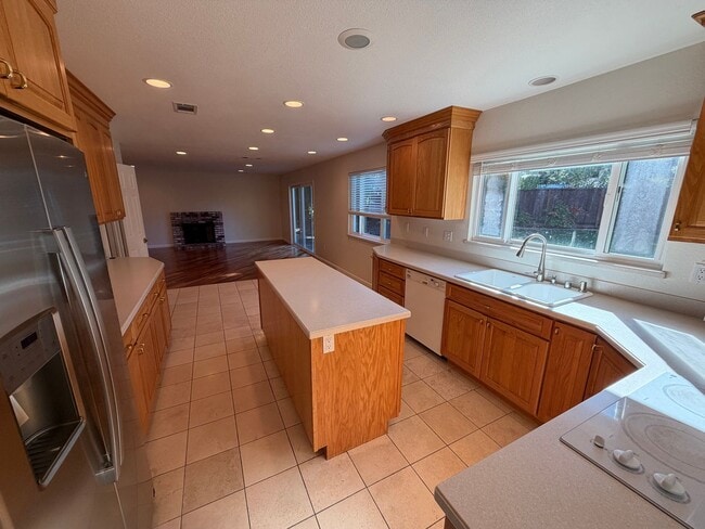 Building Photo - 5 Bed 3 Bath Home In Danville (Anderson Ranch)