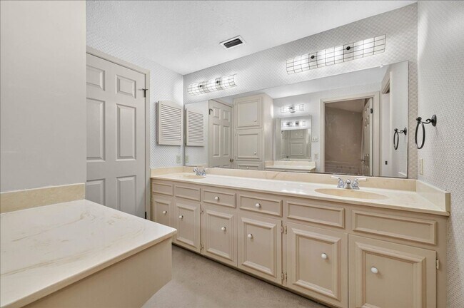 Building Photo - 5305 Greenbriar Dr