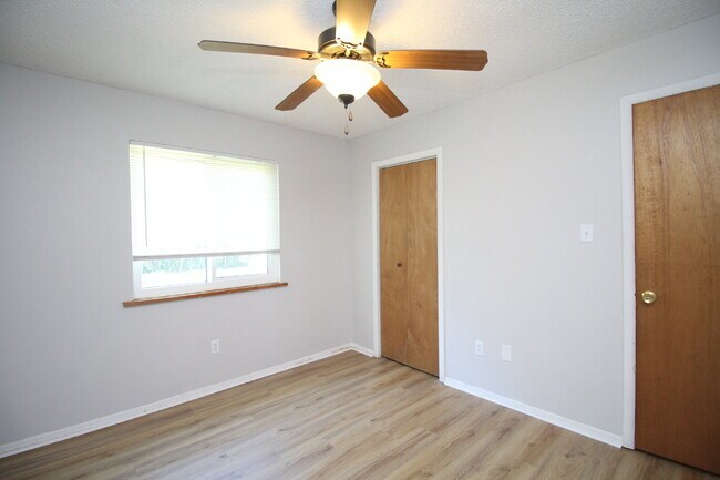 Building Photo - 3/2 with Updated Kitchen & Solar – Minutes...