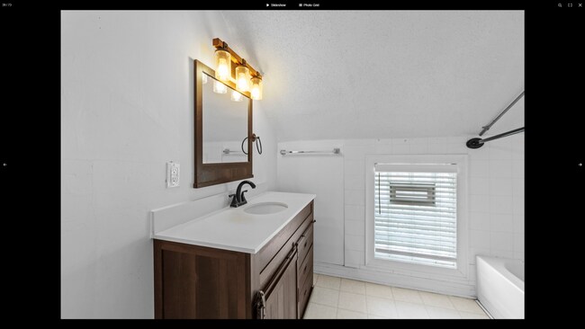 Building Photo - Beautiful 2-Bed 2-Bath Unit in St. Paul - Available Now!