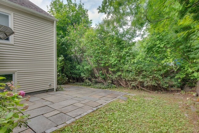 Building Photo - 4-bedroom, 2-bathroom home located in the ...