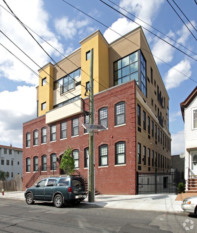 Primary Photo - Ariana Lofts
