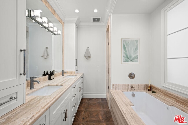 Building Photo - 816 S Catalina Ave