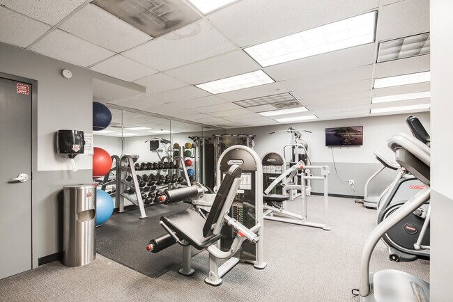 Building Photo - 6030 N Sheridan Rd