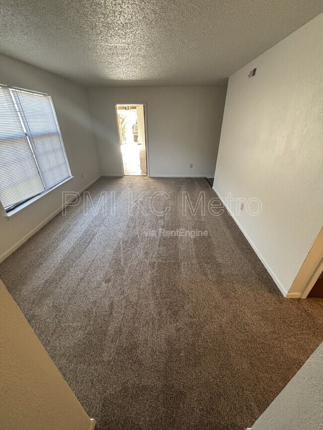 Building Photo - 1008 NE Lindsay Ave