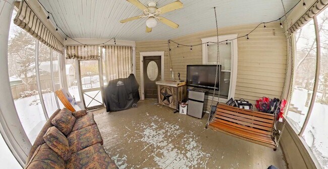 Building Photo - Large House with 2 Kitchens & 2 Living Rooms + Off-Street Parking! Available August 1st!