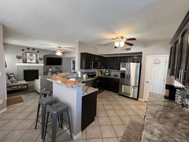 Building Photo - Charming 3-Bed, 2.5-Bath Home with Cozy Fi...