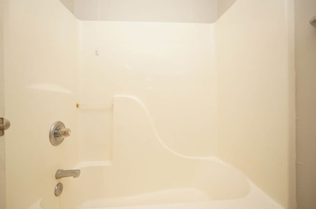 Building Photo - Two bed townhome in Bluewater with a Commu...