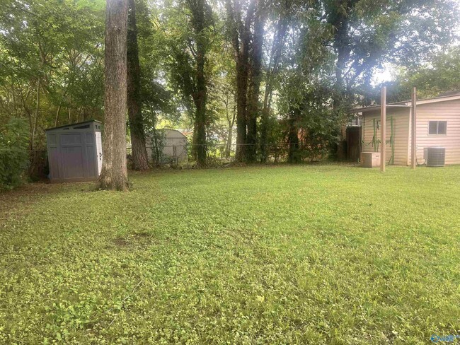 Building Photo - 505 Greenacres Dr NW