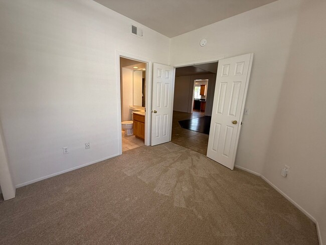 Building Photo - LOCATION LOCATION!! 4BR/3BA Townhome in De...