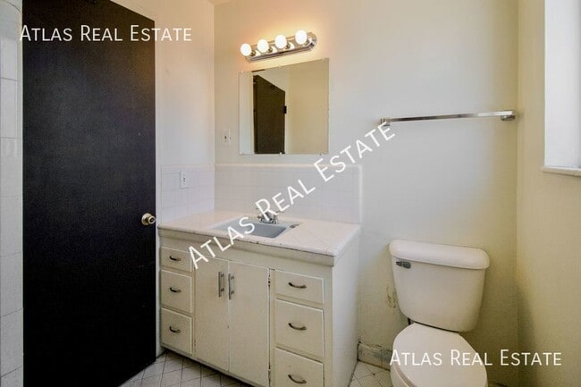Building Photo - Cozy 1 Bedroom, 1 Bathroom | New Paint | O...