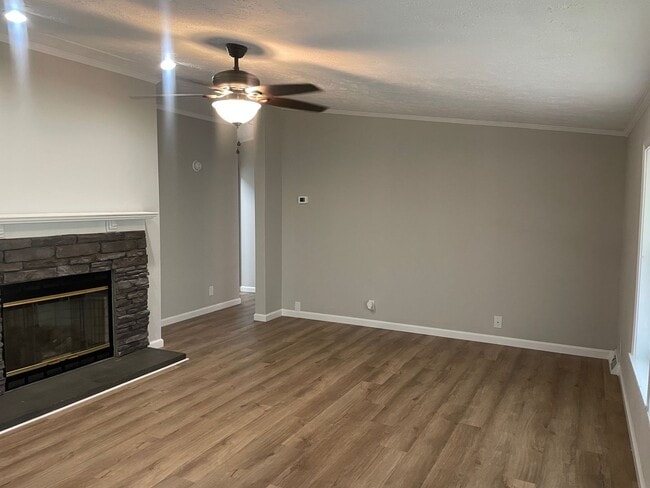 Building Photo - Beautiful 3 Bed, 2.5 Bath Home located in ...
